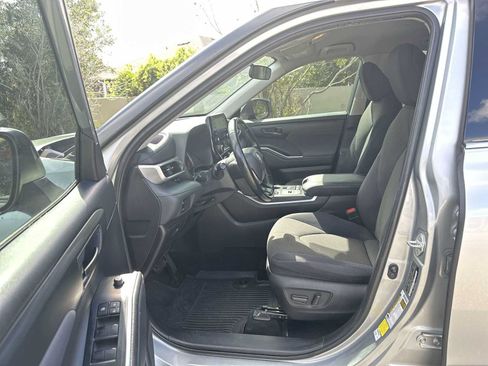 Used 2021 Toyota Highlander LE FWD image 2