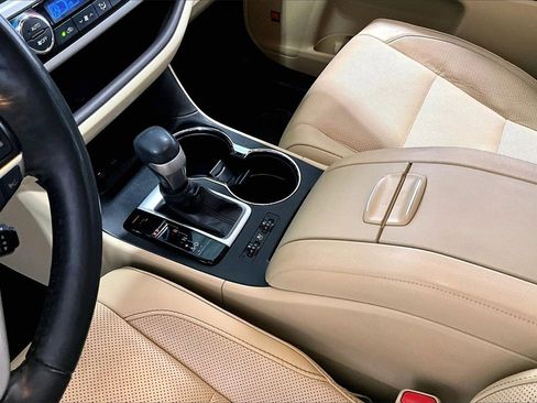 Used 2019 Toyota Highlander Limited Platinum image 17