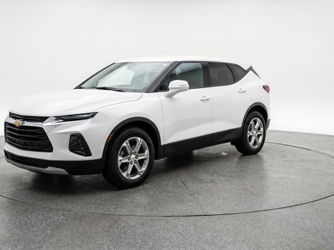 Used 2025 Chevrolet Blazer LT FWD image 3