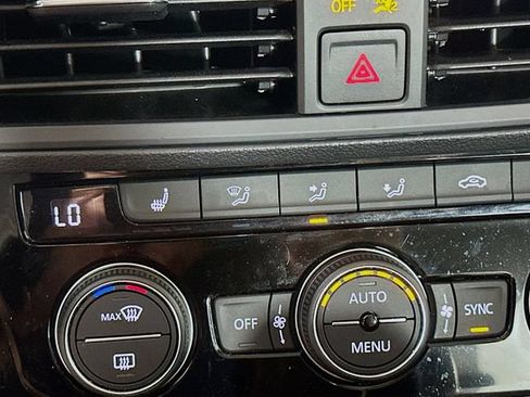 Used 2023 Volkswagen Jetta SE w/ Panoramic Sunroof Package FWD image 20