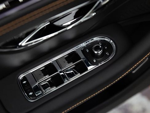 Used 2025 Bentley Flying Spur Plug-In Hybrid image 16