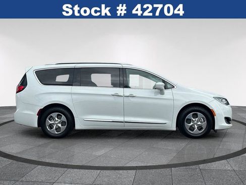 Used 2020 Chrysler Pacifica Touring-L w/ Premium Audio Group image 4