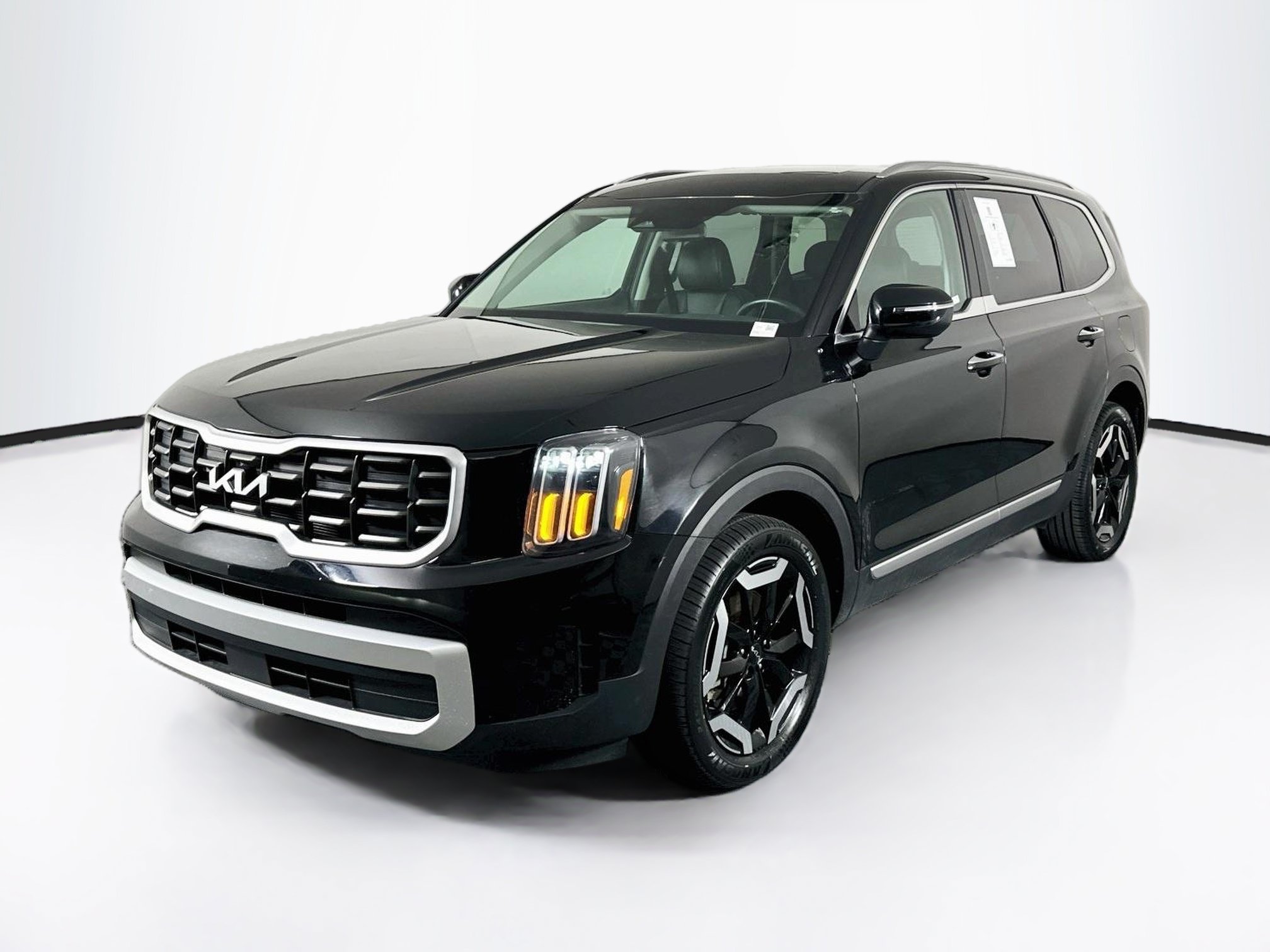 Used 2025 Kia Telluride S FWD image 3