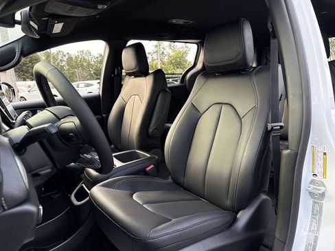 New 2026 Chrysler Pacifica Select image 11