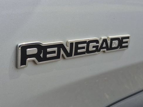 Used 2017 Jeep Renegade Latitude FWD image 8