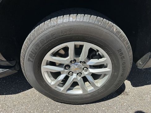 Used 2023 Chevrolet Suburban LT image 32