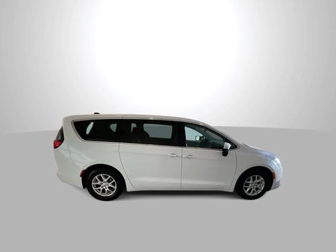Used 2023 Chrysler Voyager LX FWD image 9