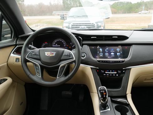 Used 2018 Cadillac XT5 Luxury w/ Driver Awareness Package image 21