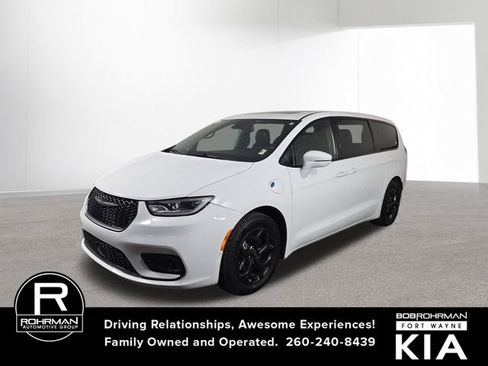 Used 2022 Chrysler Pacifica Limited w/ Uconnect Theater Family Group image 1