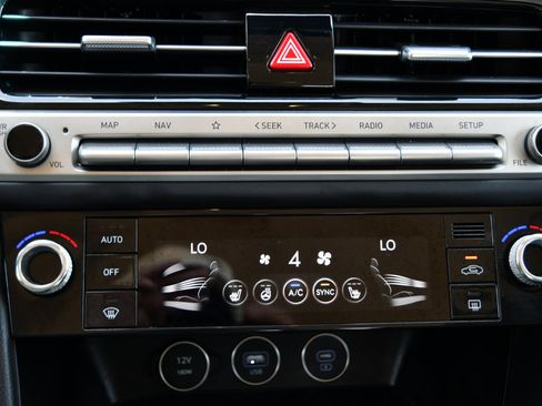 Used 2025 Genesis G70 2.5T image 17