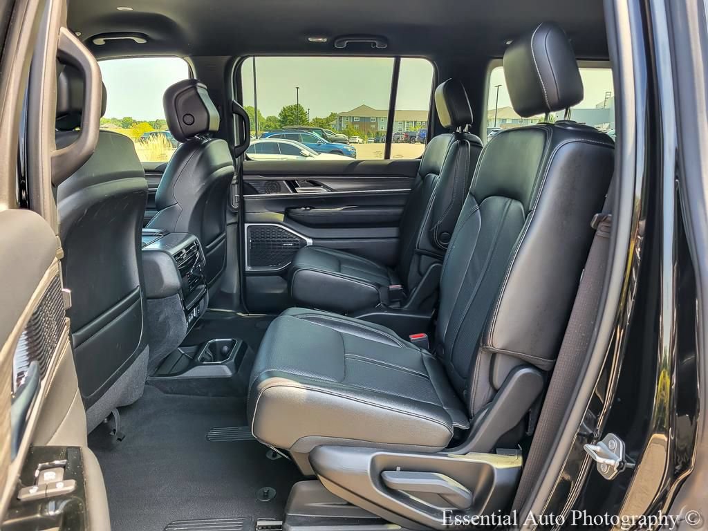 Used 2024 Jeep Wagoneer Series III AWD/4WD image 10