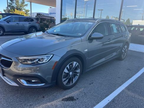 Used 2018 Buick Regal Essence w/ Driver Confidence Package #1 AWD/4WD image 1