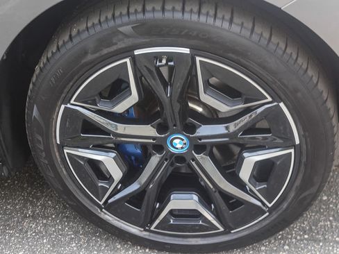 Used 2024 BMW iX xDrive50 w/ Sport Package AWD/4WD image 9