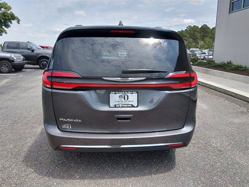 Used 2022 Chrysler Pacifica Touring-L FWD image 4