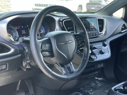 Used 2021 Chrysler Pacifica Touring-L w/ Premium & Safety Sphere Group FWD image 23