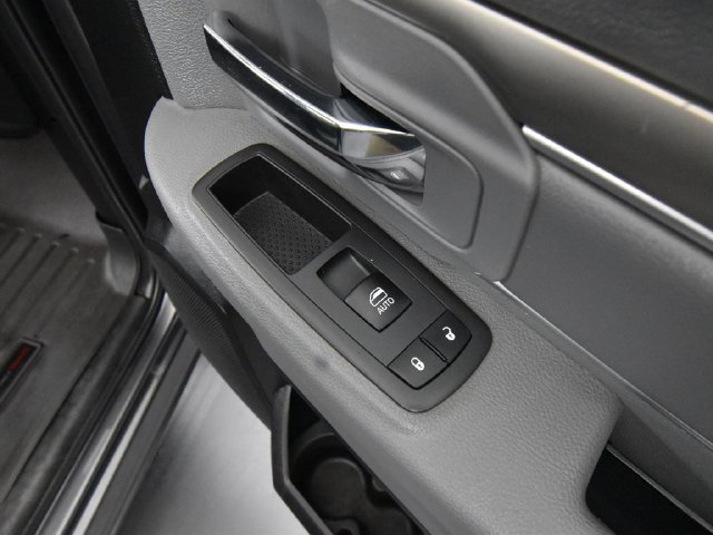 Used 2017 RAM 1500 Classic SLT AWD/4WD image 33