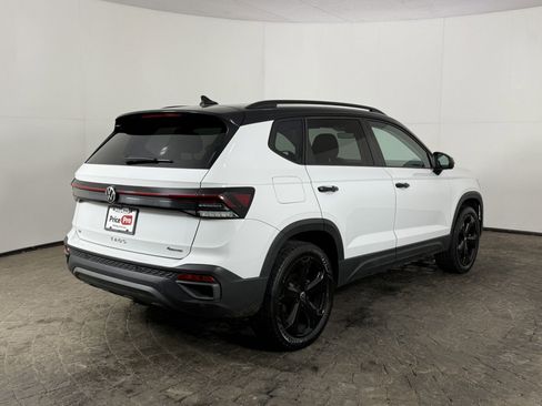 Used 2025 Volkswagen Taos SE image 9