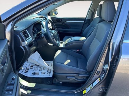 Used 2016 Toyota Highlander LE image 12
