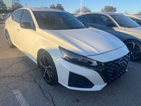 Used 2024 Nissan Altima 2.5 SR w/ SR Premium Package image 3