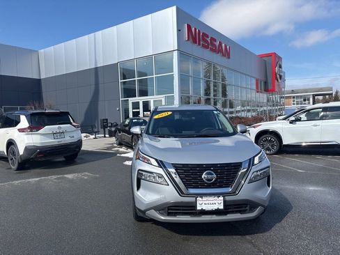 Used 2021 Nissan Rogue SV image 2
