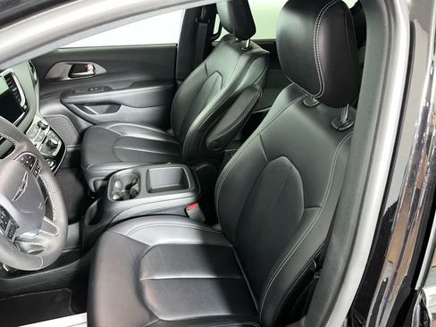 Used 2025 Chrysler Pacifica Select FWD image 15
