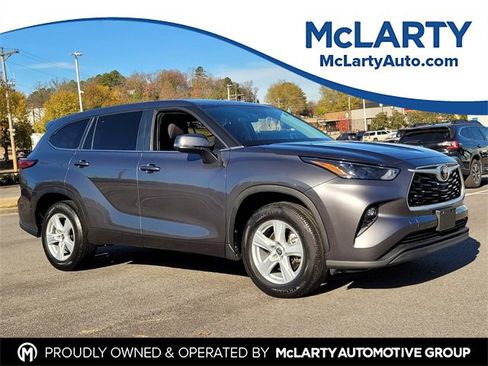 Used 2023 Toyota Highlander LE image 1