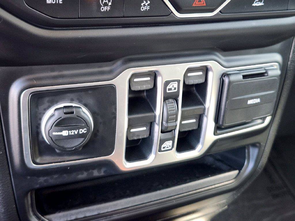 Used 2020 Jeep Gladiator Overland w/ Cold Weather Group AWD/4WD image 23