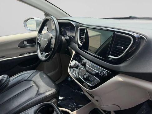 Used 2021 Chrysler Pacifica Touring-L FWD image 34