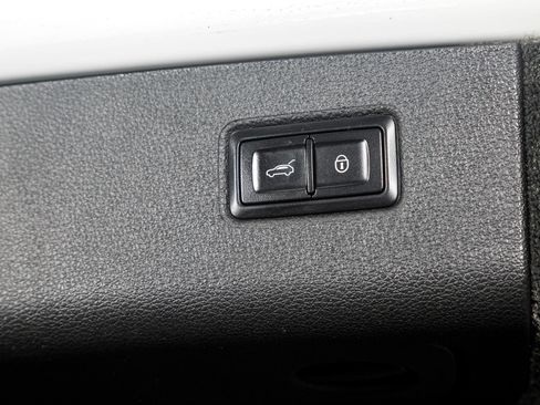 Used 2017 Bentley Bentayga image 28