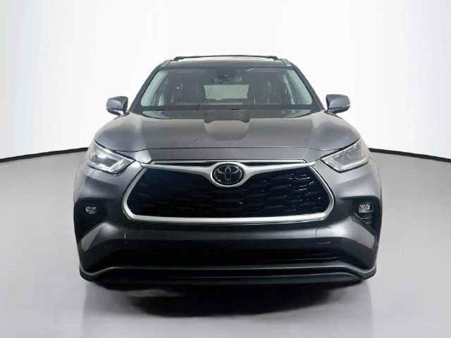 Used 2021 Toyota Highlander XLE FWD image 2