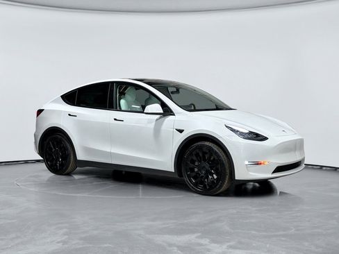 Used 2022 Tesla Model Y Long Range image 4