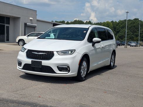 Used 2023 Chrysler Pacifica Touring-L FWD image 7