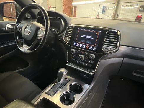 Used 2019 Jeep Grand Cherokee Laredo w/ 18" Wheel & 8.4" Radio Group RWD image 21