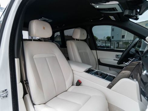 Used 2022 Rolls-Royce Cullinan Black Badge w/ Dark Exterior Package AWD/4WD image 18
