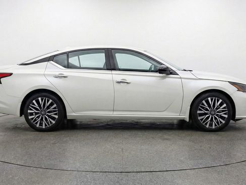 Used 2025 Nissan Altima 2.5 SV FWD image 8