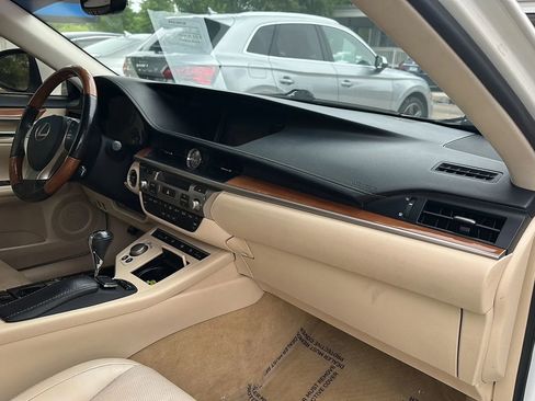 Used 2015 Lexus ES 300h w/ Navigation System Package FWD image 24