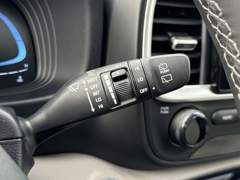 Used 2025 Hyundai Venue SEL FWD image 11