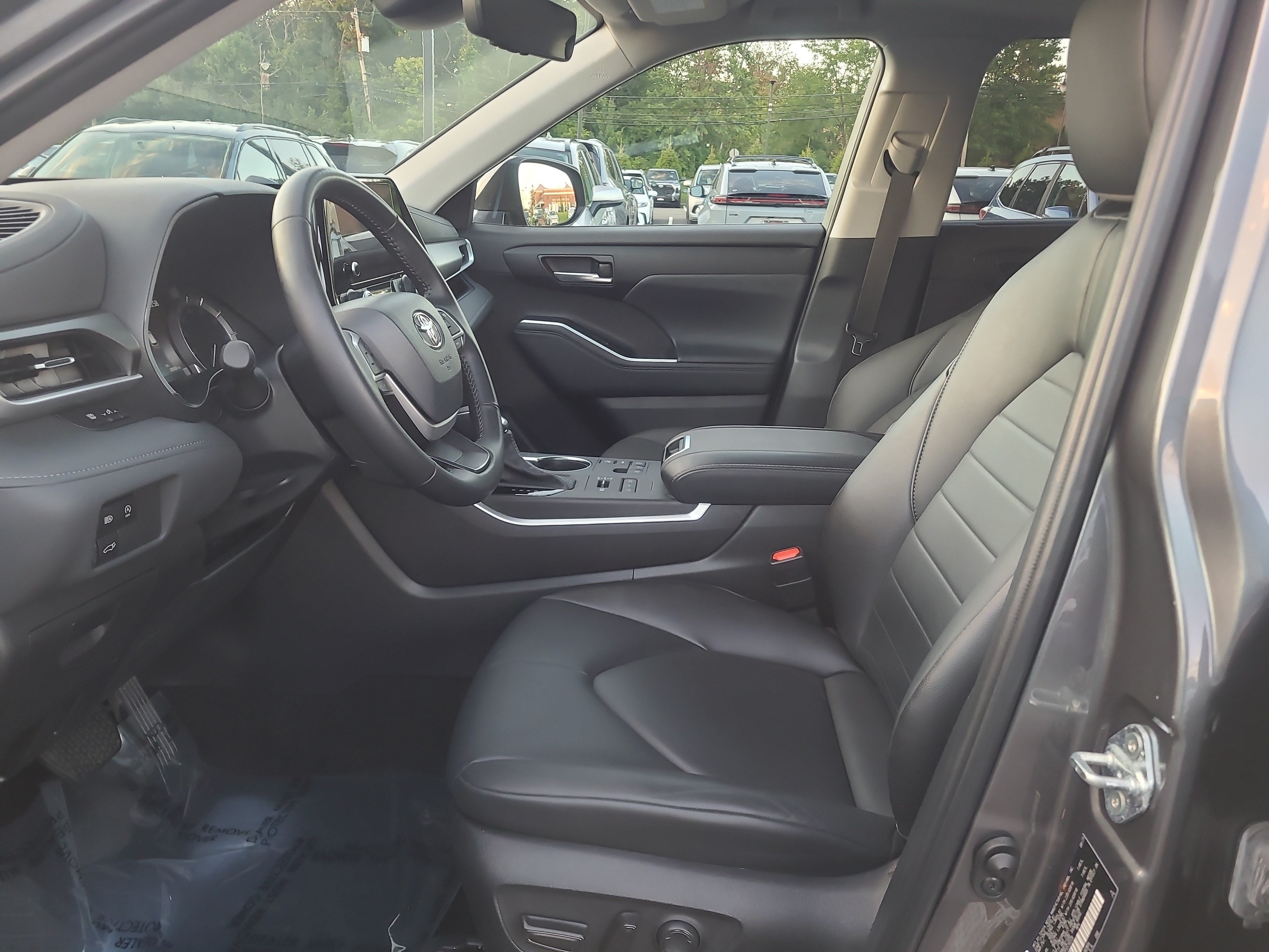 Used 2023 Toyota Highlander XLE AWD/4WD image 16