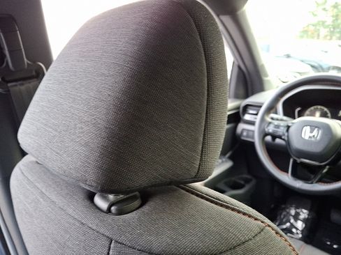 Used 2025 Honda Pilot Sport image 13