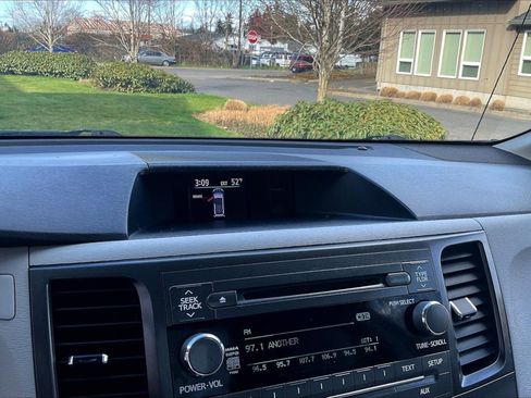 Used 2013 Toyota Sienna LE image 14