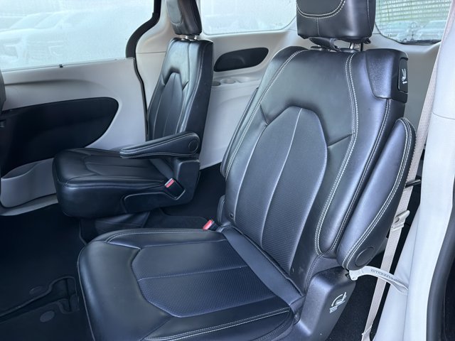 Used 2024 Chrysler Pacifica Touring-L FWD image 12