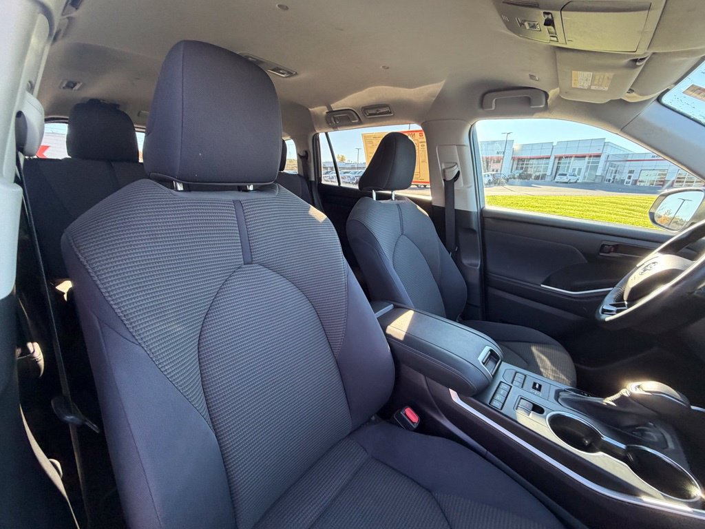Used 2021 Toyota Highlander LE AWD/4WD image 38