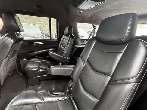 Used 2019 Cadillac Escalade ESV Platinum RWD image 18