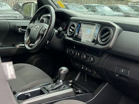 Used 2018 Toyota Tacoma TRD Off-Road image 12