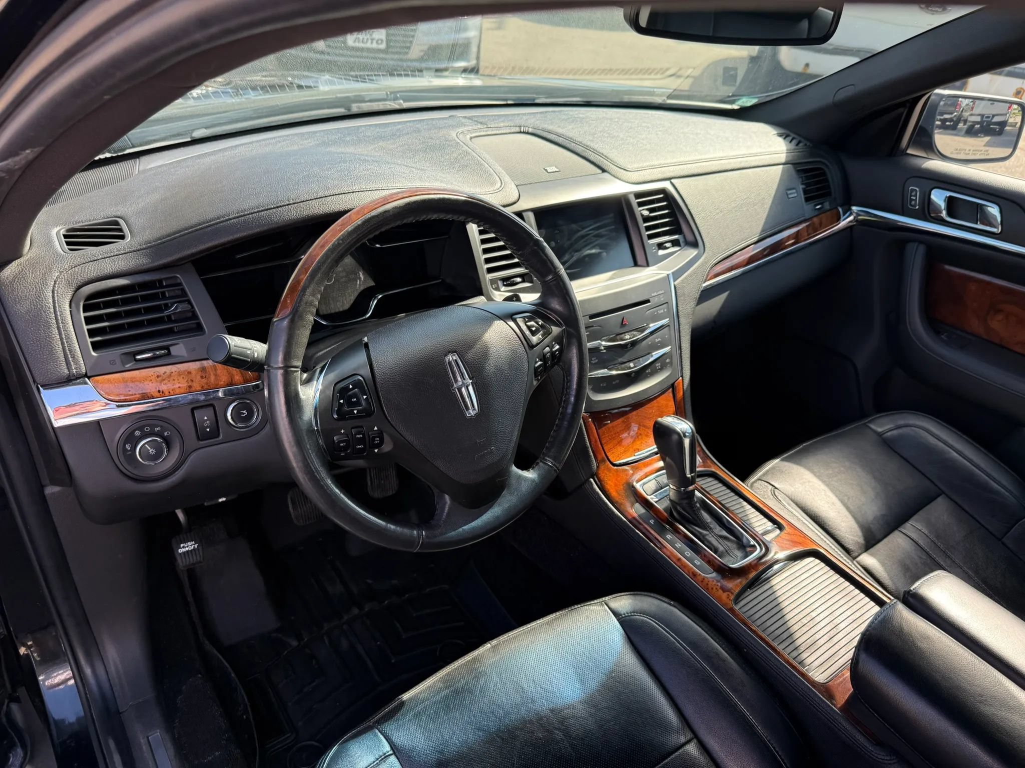 Used 2013 Lincoln MKS AWD image 18