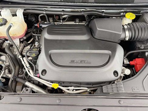 Used 2024 Chrysler Pacifica Touring-L FWD image 18