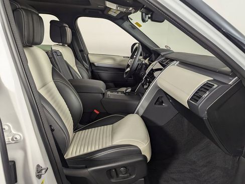 Used 2024 Land Rover Discovery Dynamic SE image 39