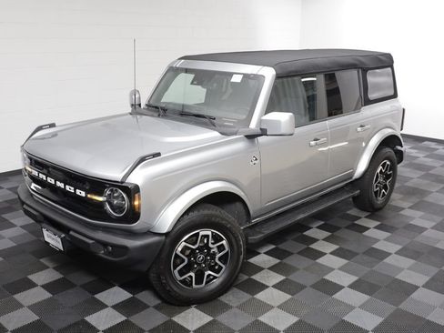 Used 2023 Ford Bronco Outer Banks AWD/4WD image 2