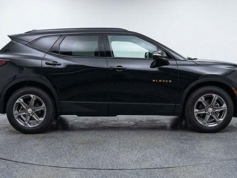 Used 2025 Chevrolet Blazer LT FWD image 11