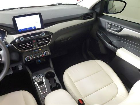 Used 2022 Ford Escape SE w/ SE Sport Appearance Package image 17